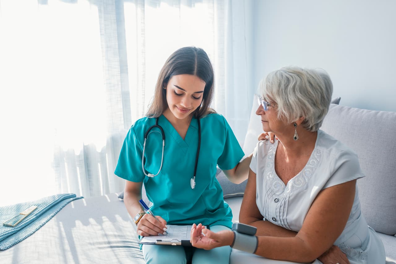 <b>Puesto 13. Enfermero/a registrado. </b>Salario promedio: 71,730 dólares. Tasa de desempleo: 1.1%. Evalúan la condición de los pacientes y elaboran planes de atención. Es un trabajo que se realiza en horarios indefinidos y muchas veces en la residencia de los pacientes. A medida que la población envejezca se espera que aumente la necesidad de estos empleados. El BLS estima que el empleo en este campo aumentará un 12% para 2028.
<br>