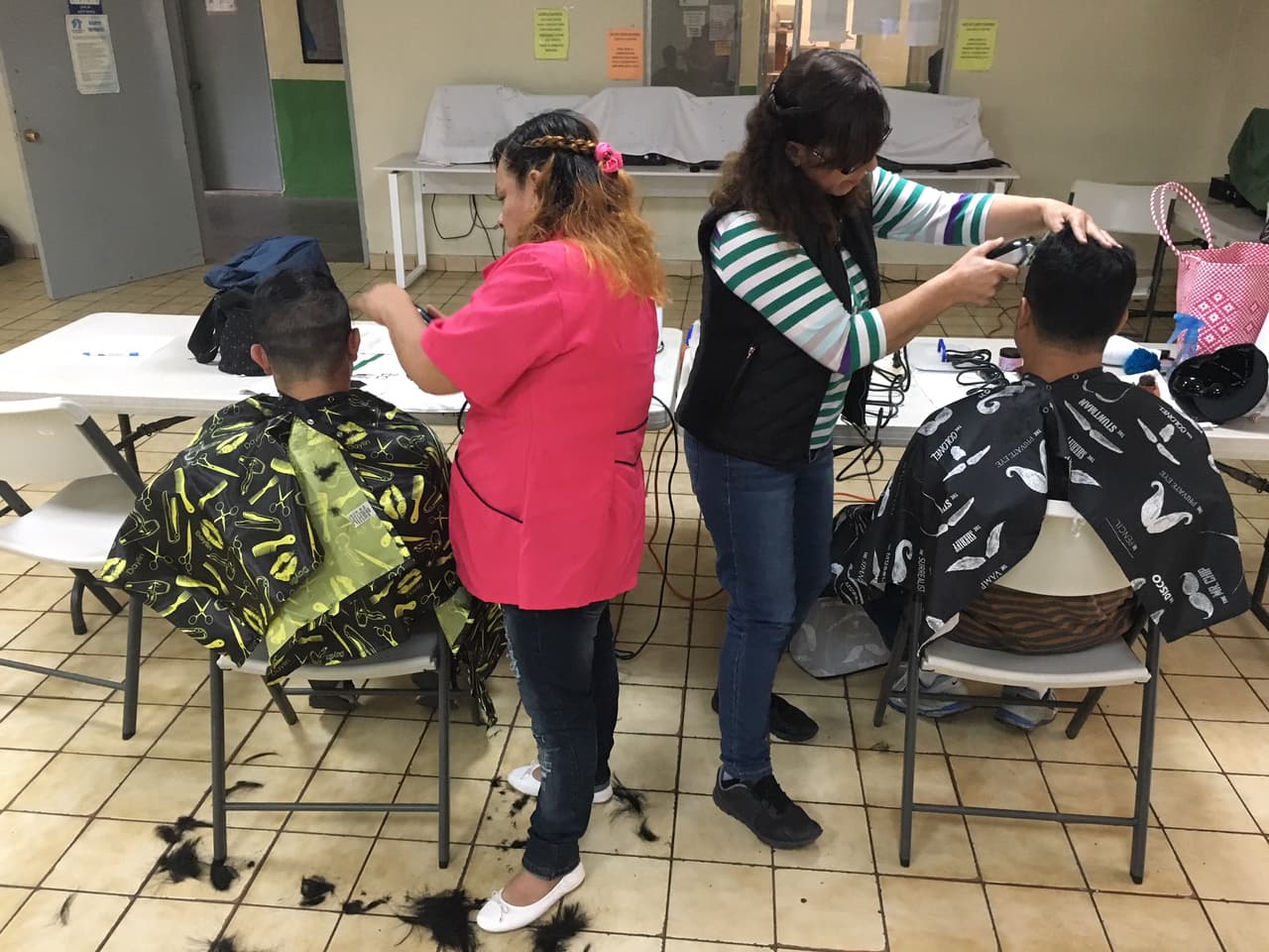 Decenas de habitantes de Tijuana se ofrecen como voluntarios para apoyar a los deportados.