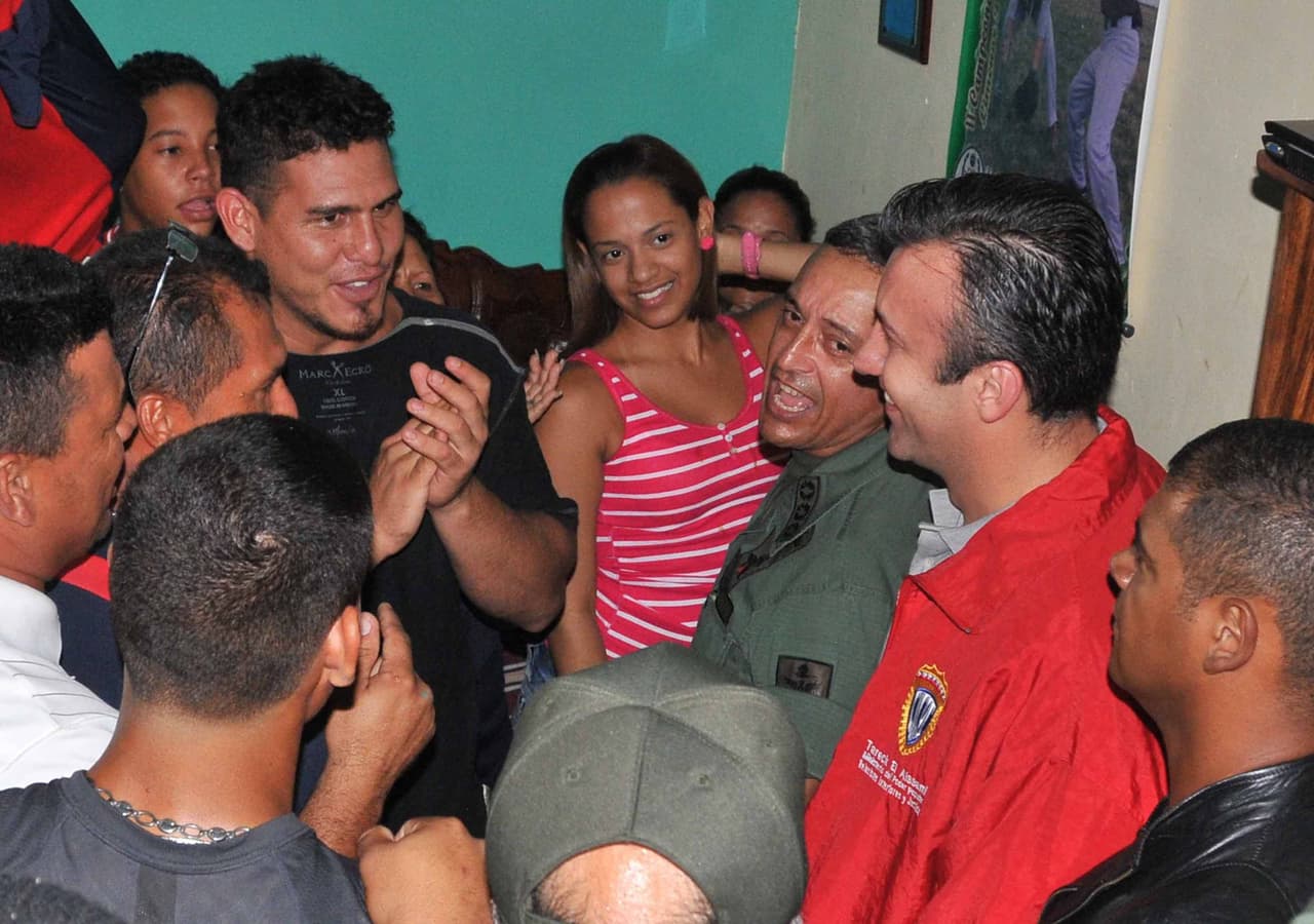 Tareck El Aissami, junto a Wilson Ramos, beisbolista venezolano del equipo Nacionales de Washington que fue secuestrado por criminales y recatado por las autoridades venezolanas, subordinadas a El Aissami, entonces ministro del interior y justicia, 2011.