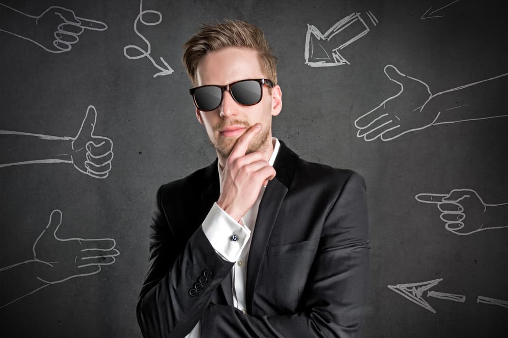 Cuando en lugar de reflejar sus cualidades positivas, deja aflorar la parte negativa del signo Géminis entonces se vuelve superficial, vano e inconsistente, incapaz de concentrarse bien, tenso, inquisitivo y entremetido.