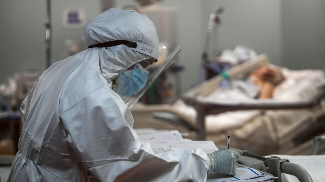 ¿Por qué cada vez más enfermeras están renunciando a los hospitales de California en medio de la pandemia?