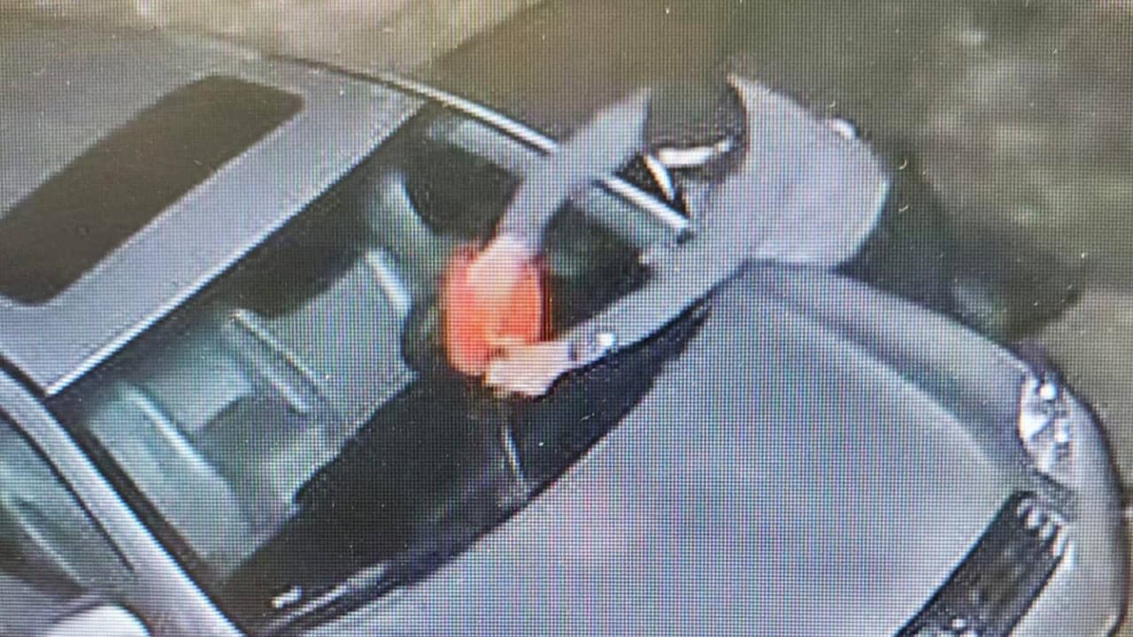 Buscan a un sospechoso de prenderle fuego a un auto afuera de una casa en Nueva Jersey