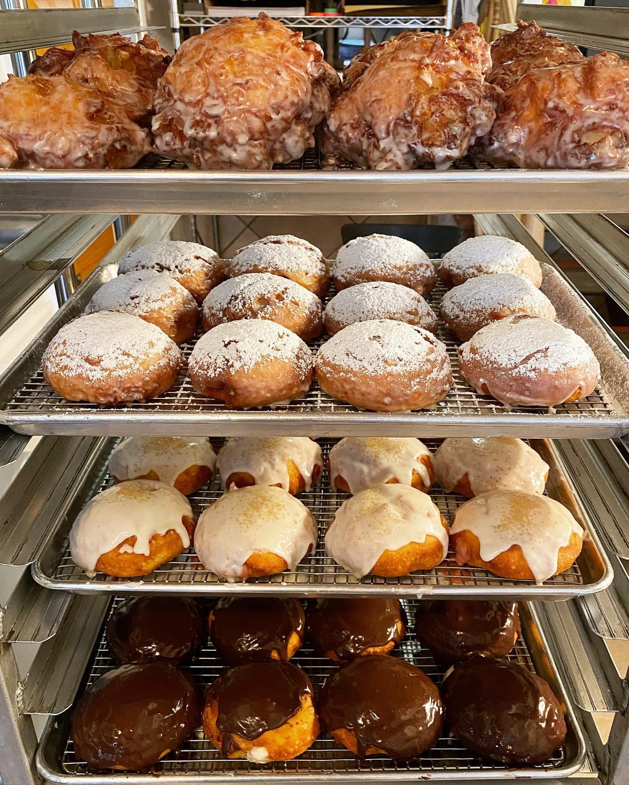 <b>Okie Dokie Donuts </b>
<br>Dirección: 1439 Snyder Ave Philadelphia, PA 19145
<br>Teléfono: (267) 237-3786
<br>Sitio web: 
<a href="https://www.okiedokiedonuts.com/">https://www.okiedokiedonuts.com/</a> 
<br>
<b><a href="1439%20Snyder%20Ave%20Philadelphia,%20PA%2019145">Cómo llegar</a></b>
<br>
<br>Aunque no habrá un descuento especial por el Día Nacional de la Dona, podrás disfrutar de sabores de especialidad como Boston Cream, Coffe & Cream, Peach Jam y Rhubarb Curd.