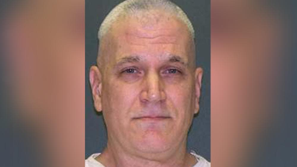 <b>John David Battaglia</b>: Fue ejecutado el 1 de febrero de 2018. El reo de 62 años había sido 
<b><a href="https://www.univision.com/dallas/kuvn/noticias/ejecuciones/ejecutan-en-texas-a-un-hombre-que-asesino-a-sus-dos-hijas-pese-a-intento-de-ultima-hora-de-detener-su-muerte">condenado por asesinar a sus dos hijas en 2001</a></b>. Battaglia disparó contra Faith, de 9 años, y Liberty, de 6, mientras la madre de las niñas escuchaba los tiros y lamentos al otro lado del teléfono.
<br>
<br>
<b>Últimas Palabras:</b> "No, bien, Hola Mary Jean (su exesposa). Nos vemos luego. Procedan, por favor".