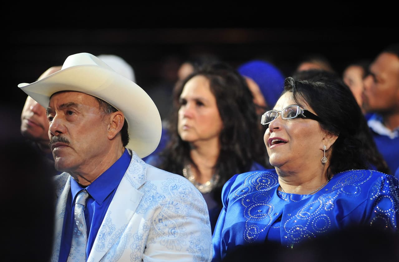 Aunque tras su divorcio de doña Rosa Saavedra, don Pedro estuvo un tiempo con Erika, la madre de Juan Carlos, esa relación terminó y ahora está casado, según dijo, con una mujer de 55 años, pero "que parece que tiene 30 años", apuntó.