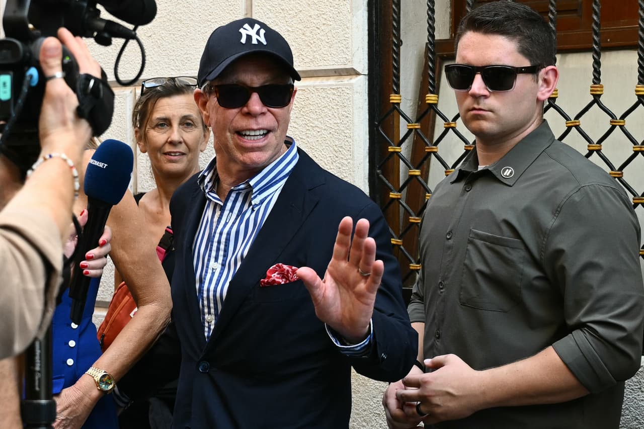 El diseñador estadounidense 
<b>Tommy Hilfiger </b>sale del restaurante Harry’s Bar un día después de la boda de Jeff Bezos en Venecia, el 28 de junio de 2025.