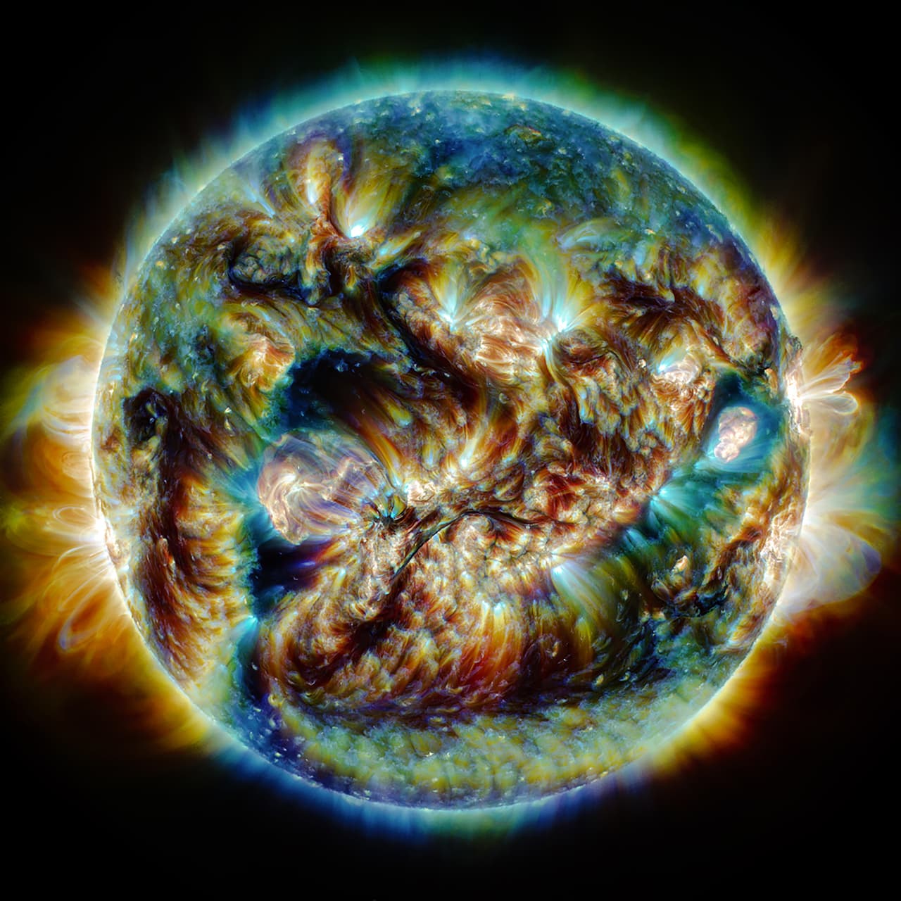 <b>‘El tumulto del sol’</b>
<br>
<br>El autor de esta fotografía tuvo que seleccionar entre miles de imágenes que registraron distintas longitudes de onda de la luz solar desde un observatorio y hacer una combinación entre varias de ellas para lograr la imagen definitiva. 
<br>
<br>Esta competencia es organizada por el 
<a href="https://www.rmg.co.uk/national-maritime-museum/astronomy-photographer-year-2021-shortlist-images"><u>Observatorio Real de Greenwich de Londres</u></a>, Reino Unido, en asociación con BBC Sky at Night Magazine, y esta es su decimotercera edición.