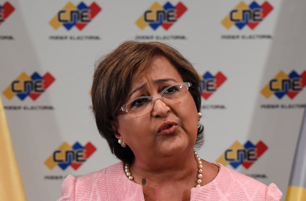 La lista está encabezada Tibisay Lucena, presidenta del Consejo Nacional Electoral, que organiza las elecciones de este domingo, y quien se ha negado convocar los comicios regionales que debieron realizarse hace un año y bloqueó la posibilidad de realizar un referendo revocatorio contra el presidente Maduro.