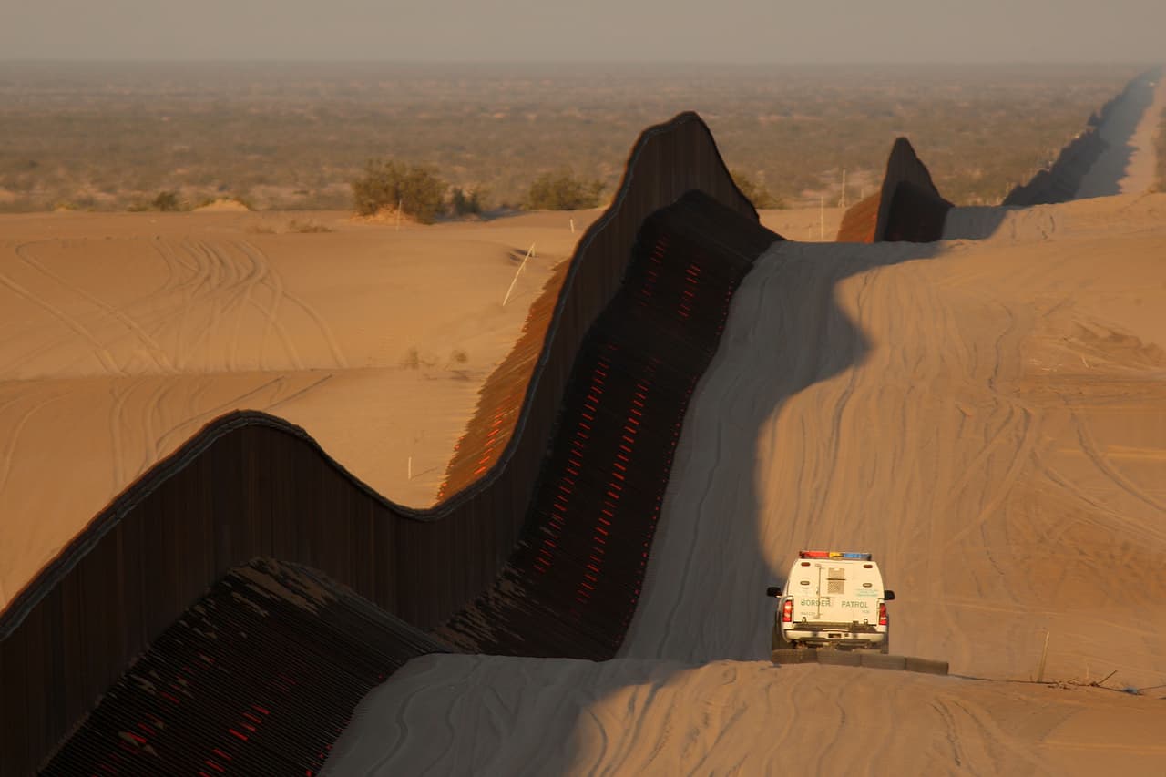 En Arizona, el Centro Colibrí de Derechos Humanos o 
<b>Colibri Center for Human Rights </b>ayuda a las familias a buscar en sistemas forenses, llamando al 
<b>520-724-8644</b>, para registrarse y recibir una llamada de vuelta, que puede demorar, dependiendo de los casos que el centro tenga en espera.