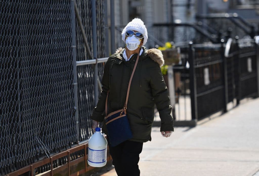 <b>El año de la lejía. </b>Otro de los fenómenos de la pandemia es la compra masiva de lejía y productos similares. Los CDC vuelven a advertir de que ese uso excesivo ha provocado daños como quemaduras e intoxicaciones y señalan que, si no hay ningún contagiado de covid, con la limpieza habitual con detergente es suficiente. 
<br>
