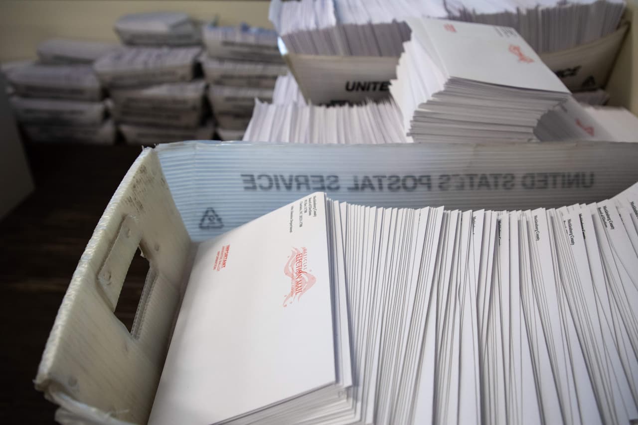 <a href="https://apnews.com/3c98948c51cfdb2f23186e77f87ebb24" target="_blank">De acuerdo con AP</a>, las solicitudes llegaron abrumadoramente de votantes demócratas e independientes, un reflejo de una nueva división partidista sobre la votación por correo.