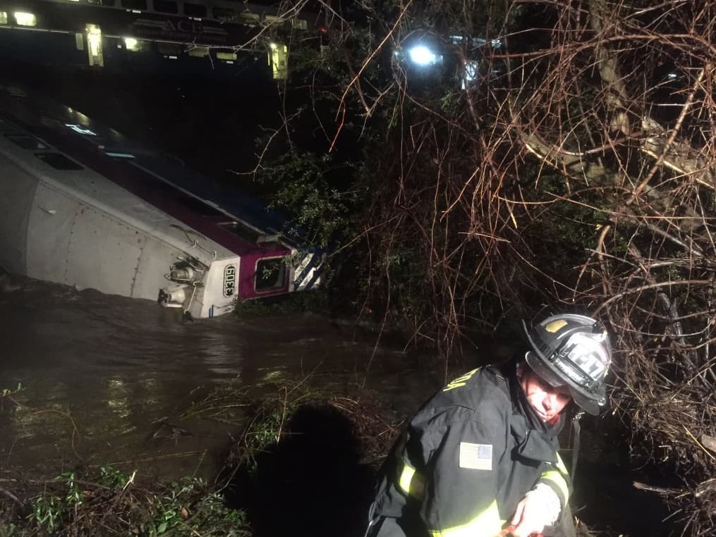 <b>Marzo: </b>un árbol caído sobre las vías provocó que un
<b><a href="http://www.univision.com/los-angeles/kmex/noticias/accidentes-de-transporte/nueve-heridos-tras-descarrilar-un-tren-en-california"> tren de pasajeros descarrilara en el norte de California </a></b>y que uno de los vagones cayera a un arroyo crecido por las lluvias. El incidente tuvo lugar la noche del 7 de marzo en el condado de Alameda y dejó un saldo de nueve personas heridas.