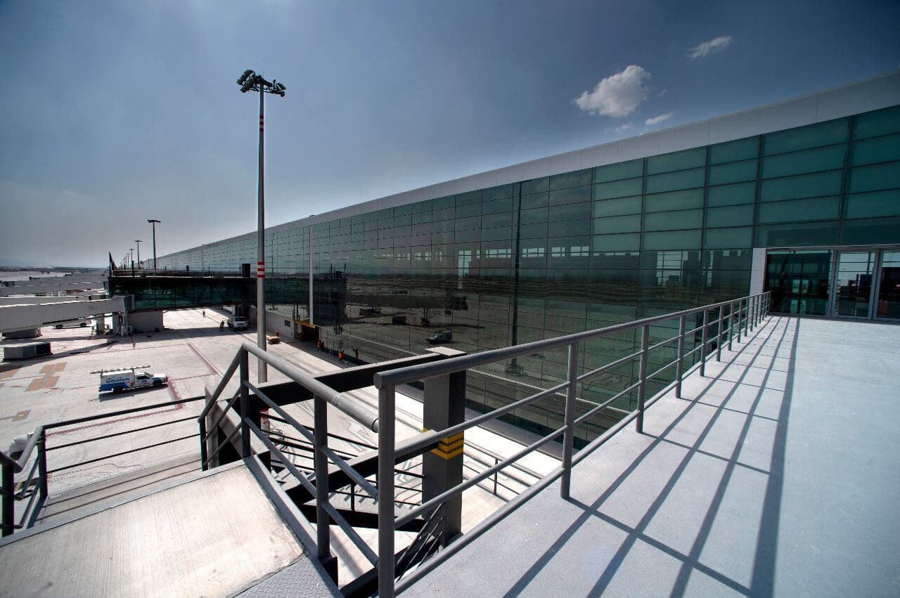 El nuevo aeropuerto, que es una base militar ampliada, fue construido 
<a href="https://www.univision.com/noticias/america-latina/lopez-obrador-anuncia-la-cancelacion-del-millonario-proyecto-para-un-nuevo-aeropuerto-en-mexico">después de que López Obrador decidiera cancelar la obra</a> que había puesto en marcha su predecesor, Enrique Peña Nieto, con un costo de 4,000 millones de dólares al erario. El presidente mexicano asegura que la decisión representó un ahorro de costos debido a que la anterior obra estaba proyectada sobre suelo pantanoso, lo que podría haber requerido miles de millones en mantenimiento.