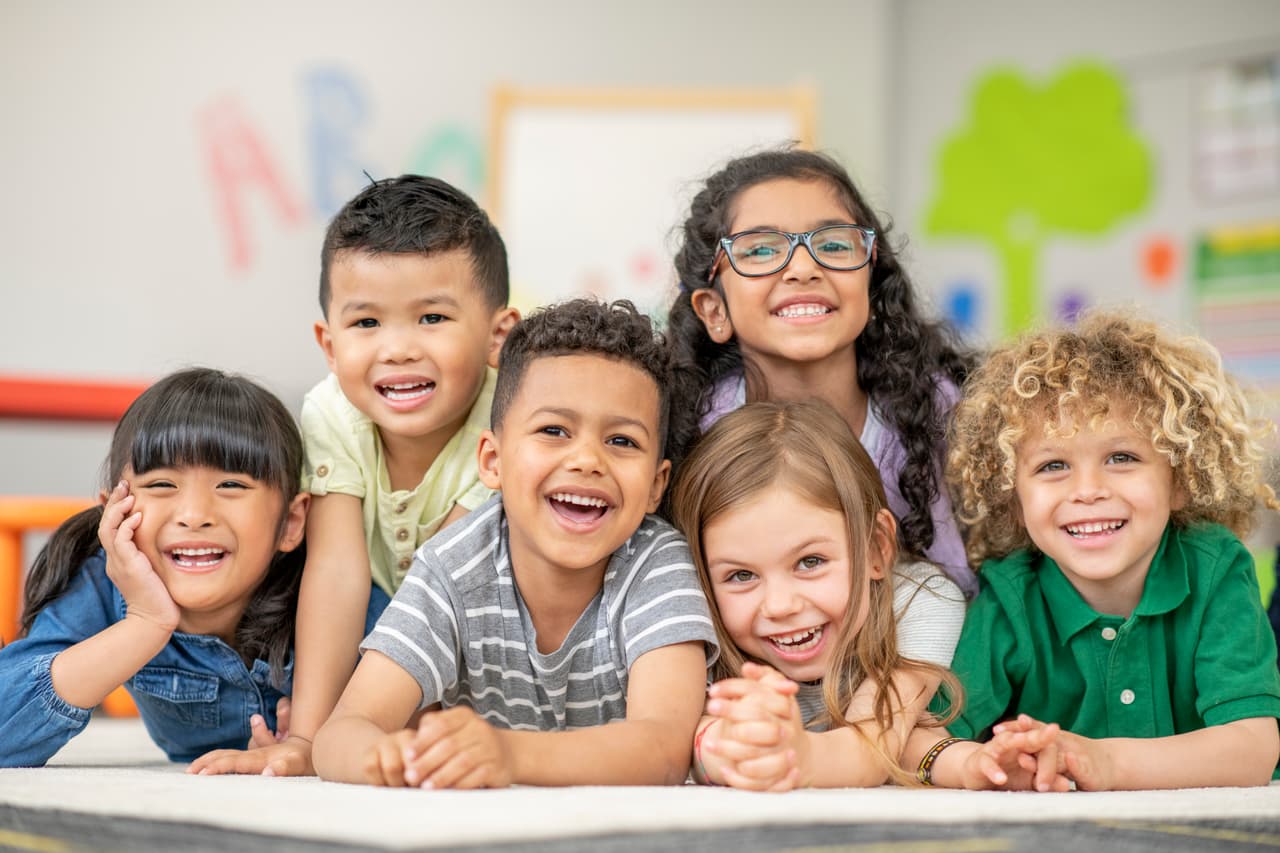Por qué el bilingüismo puede provocar una crisis de identidad en hijos de inmigrantes latinos y qué deben hacer los padres