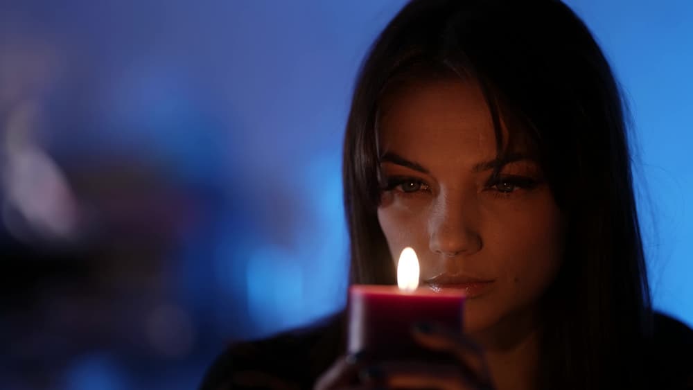 Cuando las tres se terminen de consumir, tira todo a la basura, no sin antes agradecerles por haberte asistido en tu labor de amor. Así como 'consagramos' una vela al prenderla, también es bueno ser grato con ellas al final de nuestros rituales.