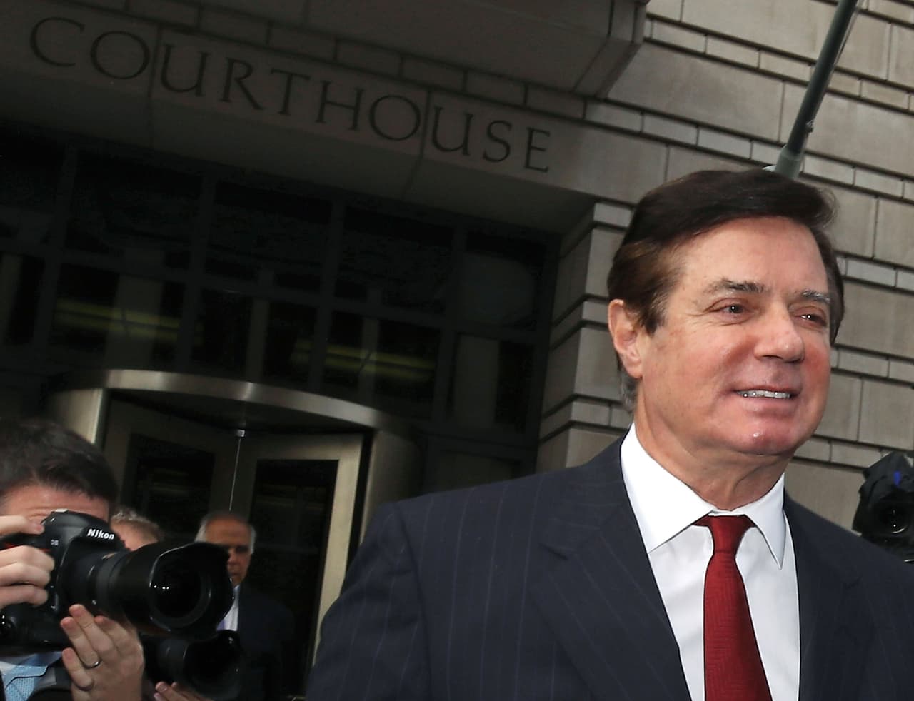 Manafort acusa de "excederse" al fiscal Mueller por procesarlo por delitos fiscales no vinculados al ‘Rusiagate’