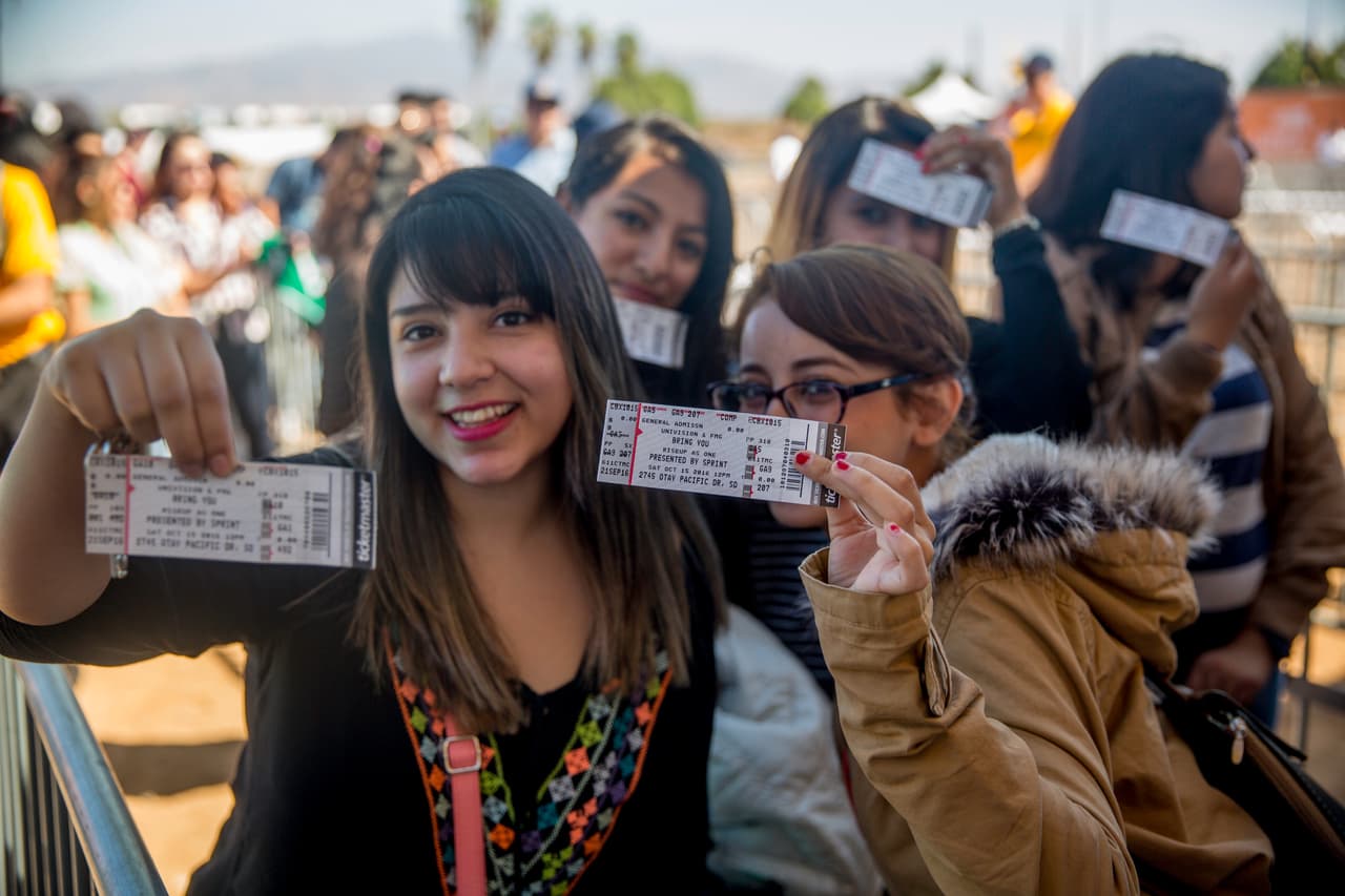 Así se vivieron los primeros minutos tras la apertura de puertas del concierto que reuniría a las estrellas de la música latina. Foto: David Maris.