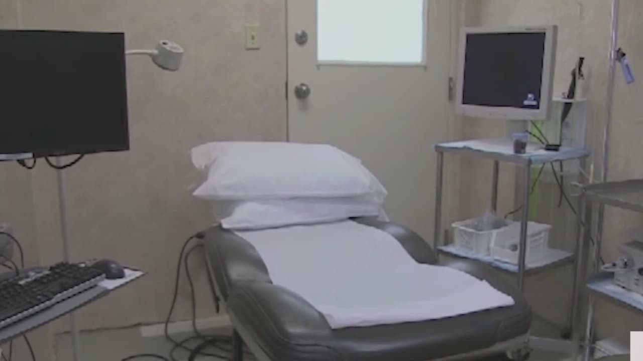 La ley SB8 que prohíbe los abortos a las 6 semanas de embarazo entró en vigor después de que la Corte Suprema de los Estados Unidos no actuó tras 
<a href="https://www.univision.com/local/austin-kakw/activistas-presentan-peticion-a-la-corte-suprema-para-frenar-ley-que-penaliza-el-aborto-en-texas-video">una solicitud de proveedores de salud para bloquear la medida.</a>