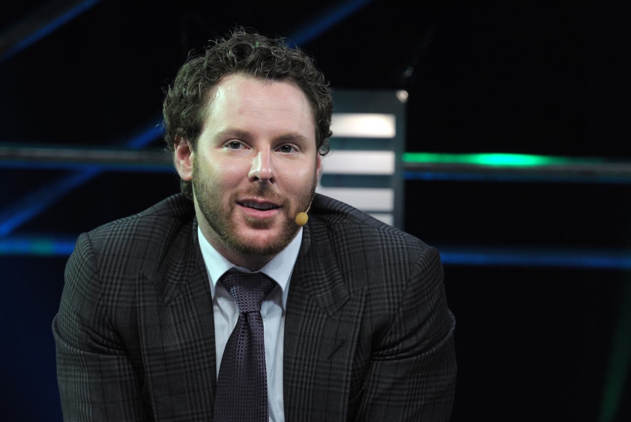 <b>La mudanza a Silicon Valley, junio de 2004.</b> Mark Zuckerberg dejó Harvard para trabajar a tiempo completo en su idea y se mudó a una casa que alquiló en Palo Alto, California, la primera sede de Facebook. Sean Parker, fundador de Napster (en la fotografía), se unió al equipo y sugirió que la red se llamara Facebook (y no The Facebook). Peter Thiel, cofundador de PayPal, realizó una inversión de 500,000 dólares y ayudó a atraer a otros inversionistas.