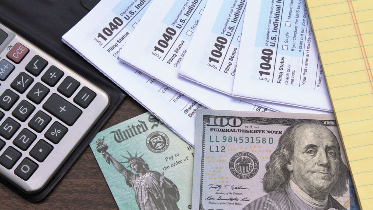 Accede a 
<b><a href="https://www.irs.gov/es/businesses/small-businesses-self-employed/tip-recordkeeping-and-reporting" target="_blank">Cómo registrar y declarar propinas</a></b>
<a href="https://www.irs.gov/es/businesses/small-businesses-self-employed/tip-recordkeeping-and-reporting" target="_blank"> </a>para más información. 
<br>