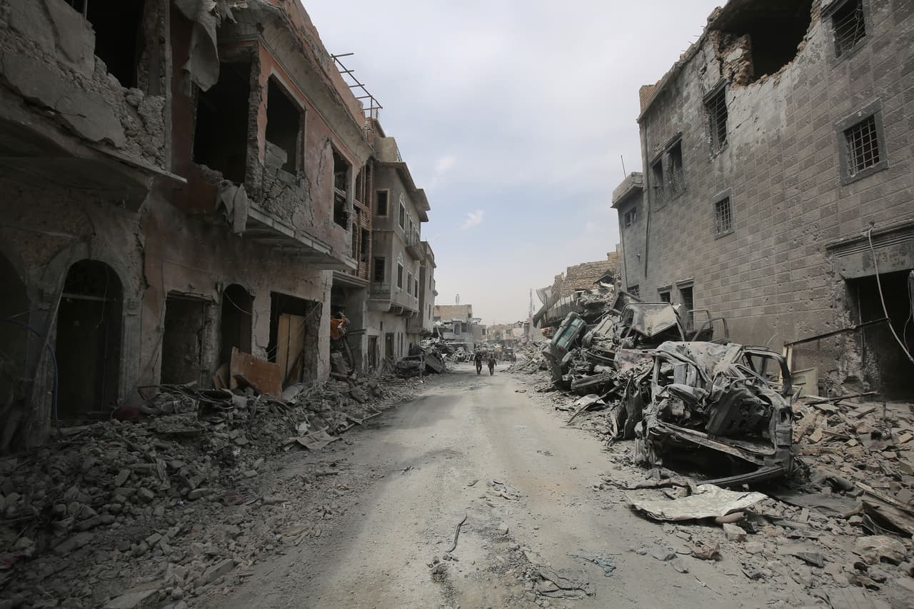 Una vista general del daño en la ciudad vieja de Mosul el 7 de julio de 2017, mientras que las fuerzas gubernamentales iraquíes continuaban luchando contra los yihadistas del grupo del estado islámico (ISIS)