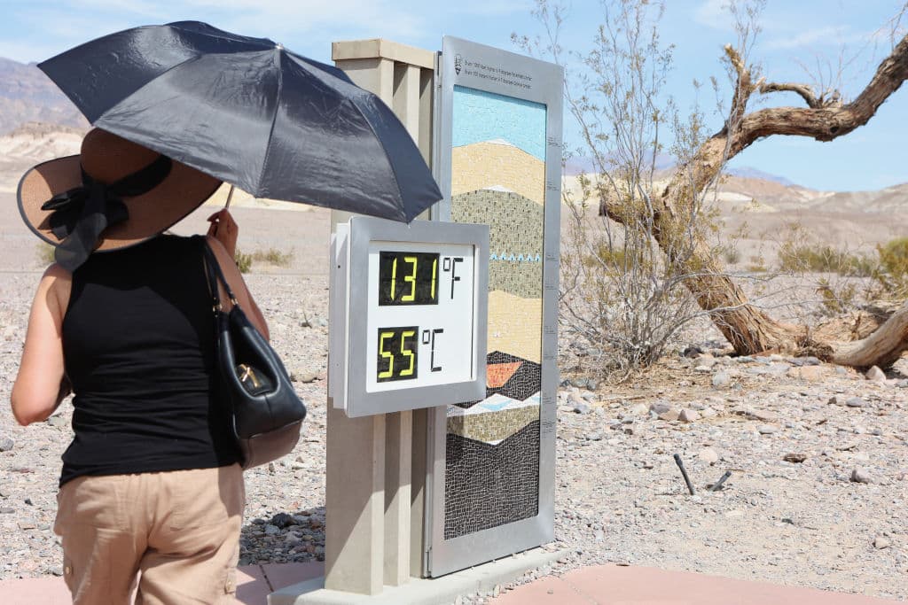 Cerca del mediodía, la temperatura marcaba los 131 F y una visitante al lugar fue a comprobarlo.