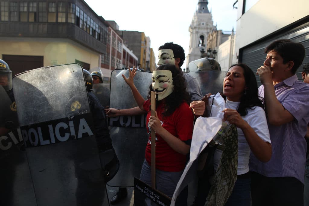 Unas 5,000 personas se manifestaron por segundo día consecutivo en contra del indulto concedido por el presidente peruano Pedro Pablo Kuczynski, quien prometió en su campaña electoral en 2016 que no lo haría.