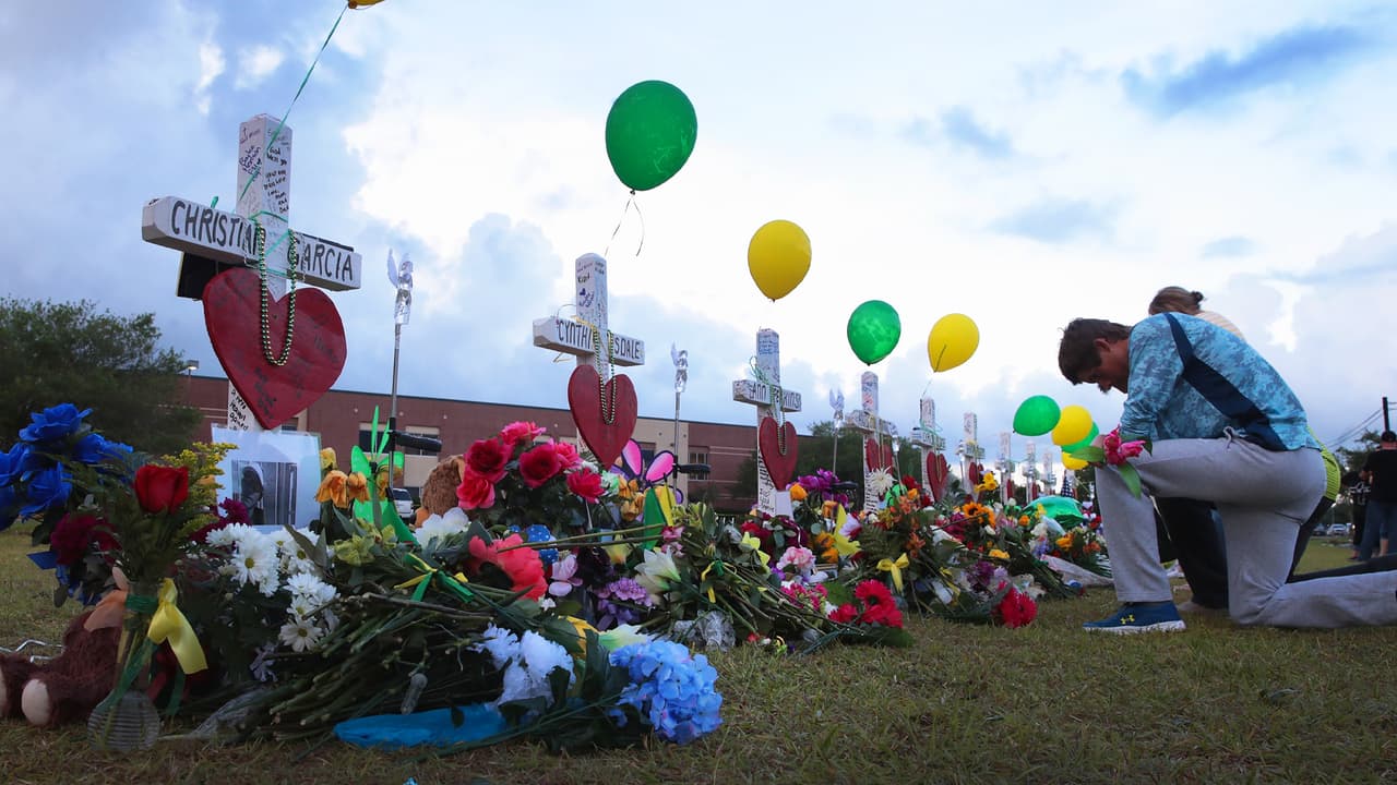 Diez personas murieron y otras 10 resultaron heridas luego de que un estudiante abrió fuego contra estudiantes y maestros en la 
<a href="https://www.univision.com/local/houston-kxln/un-estudiante-de-17-anos-mata-a-tiros-a-10-personas-en-una-secundaria-en-el-sur-de-houston">preparatoria de Santa Fe</a>, un pequeño poblado al sureste de Houston. El tiroteo ocurrio el 18 de mayo de 2018.