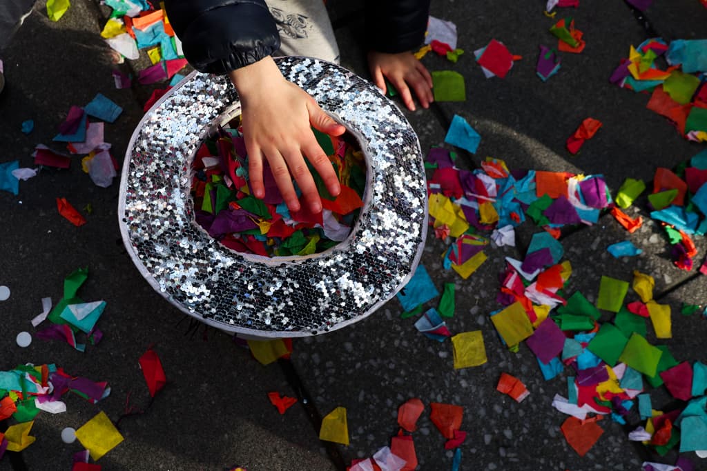 El Wishing Wall permanece abierto hasta hoy en las plazas de Broadway entre las calles 45 y 47. Los visitantes pueden escribir sus deseos en piezas de confeti hasta el último momento.