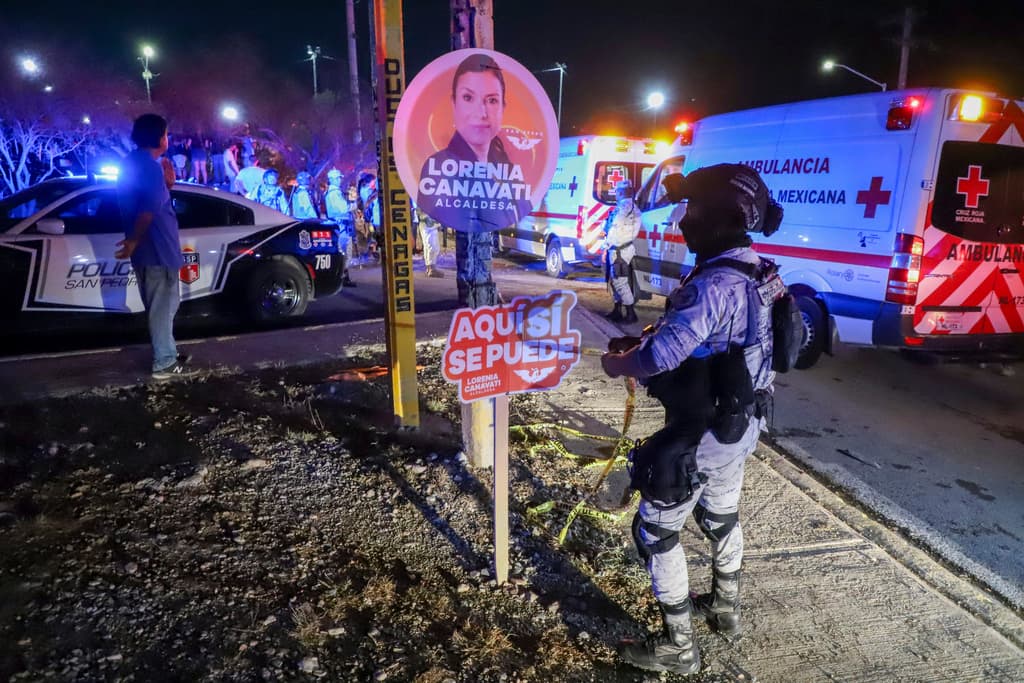 Un cartel que promociona la campaña de Lorena Canavati, en el lugar en donde ocurrió el accidente.