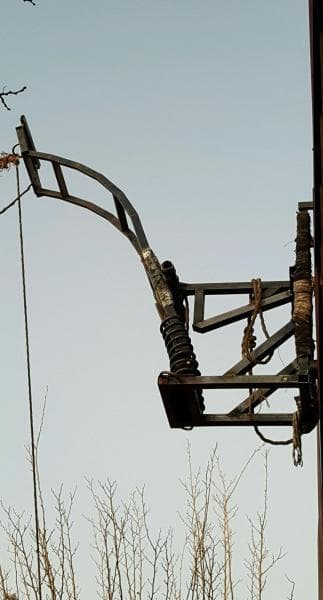 En Douglas, Arizona, en medio del desierto, el 15 de febrero de 2017 los agentes patrulleros encontraron pegada al muro que se ciñe en esta zona de la froneta un catapulta fijada del lado mexicano de la valla, a través de la cual arrojaban fardos de marihuana de una tierra a la otra. Unos 21 kilos fueron incautados.