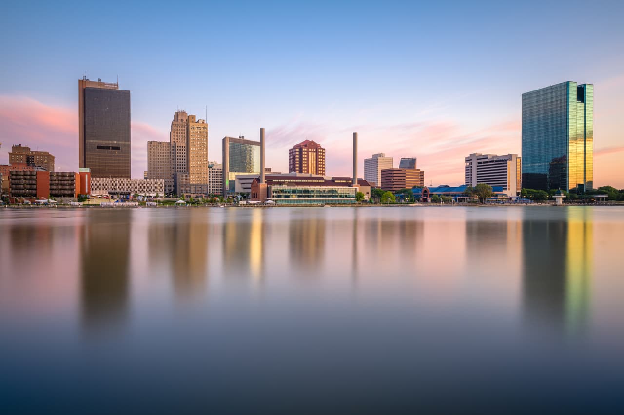 <h3 class="cms-H3-H3">14. Toledo, Ohio</h3>
<br>
<br>💵 
<b>Tasa de pobreza concentrada:</b> 25.8%
<br>
<br>💵
<b> Tasa de pobreza en general: </b>16.0%
<br>
<br>💵 
<b>Barrios en extrema pobreza: </b>26 de 220.
<br>
<br>💵
<b> Ingreso promedio por hogar: </b>$31,407 en barrios pobres, $77,701 en el resto.
<br>