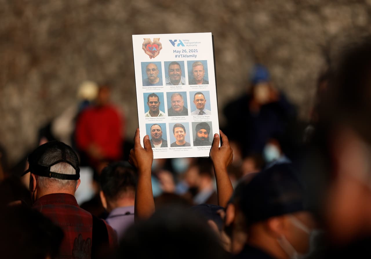 De acuerdo con una base de datos compilada por The Associated Press, el periódico 
<i>USA Today</i> y la Universidad del Noreste, durante este año 
<b>han muerto 86 personas en <a href="https://www.univision.com/temas/tiroteos">ataques a tiroteos</a> en EEUU, en comparación con 106 en todo 2020.</b>
<br>
<br>En imagen, una doliente sostiene un cartel con imágenes de las nueve víctimas de disparos en el patio del tren ligero de la Autoridad de Transporte del Valle de Santa Clara (VTA) durante una vigilia en el Ayuntamiento de San José.