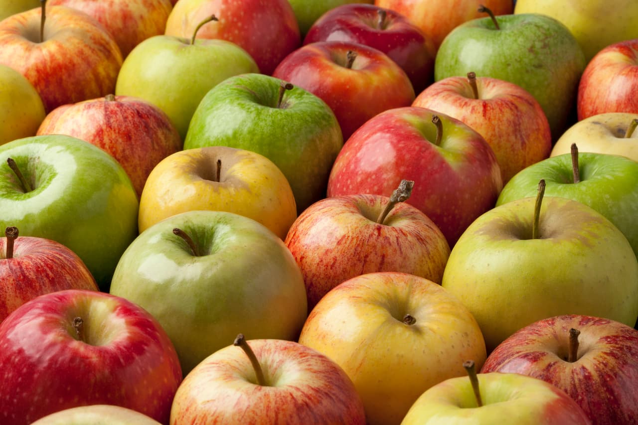<b>Puesto 5. Manzanas</b>. 
<br>
<br>Al igual que las peras, “la mayoría de las manzanas cultivadas convencionalmente están empapadas en difenilamina”. Aunque los productores de manzanas estadounidenses afirman que la difenilamina es un tratamiento benigno, las autoridades europeas prohibieron este químico en manzanas y peras desde 2014.
<br>
