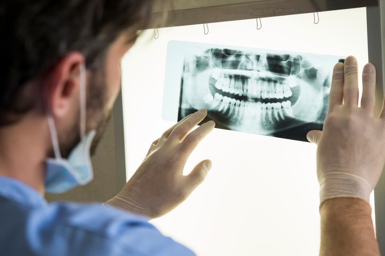 <b>Puesto 4. Ortodoncistas. </b>Salario promedio: 208,000 dólares. Tasa de desempleo: 0.9%. Son dentistas especializados en los desajustes de la alineación de los dientes o las mandíbulas. Se espera que este oficio aumente un 7% para 2028.
<br>