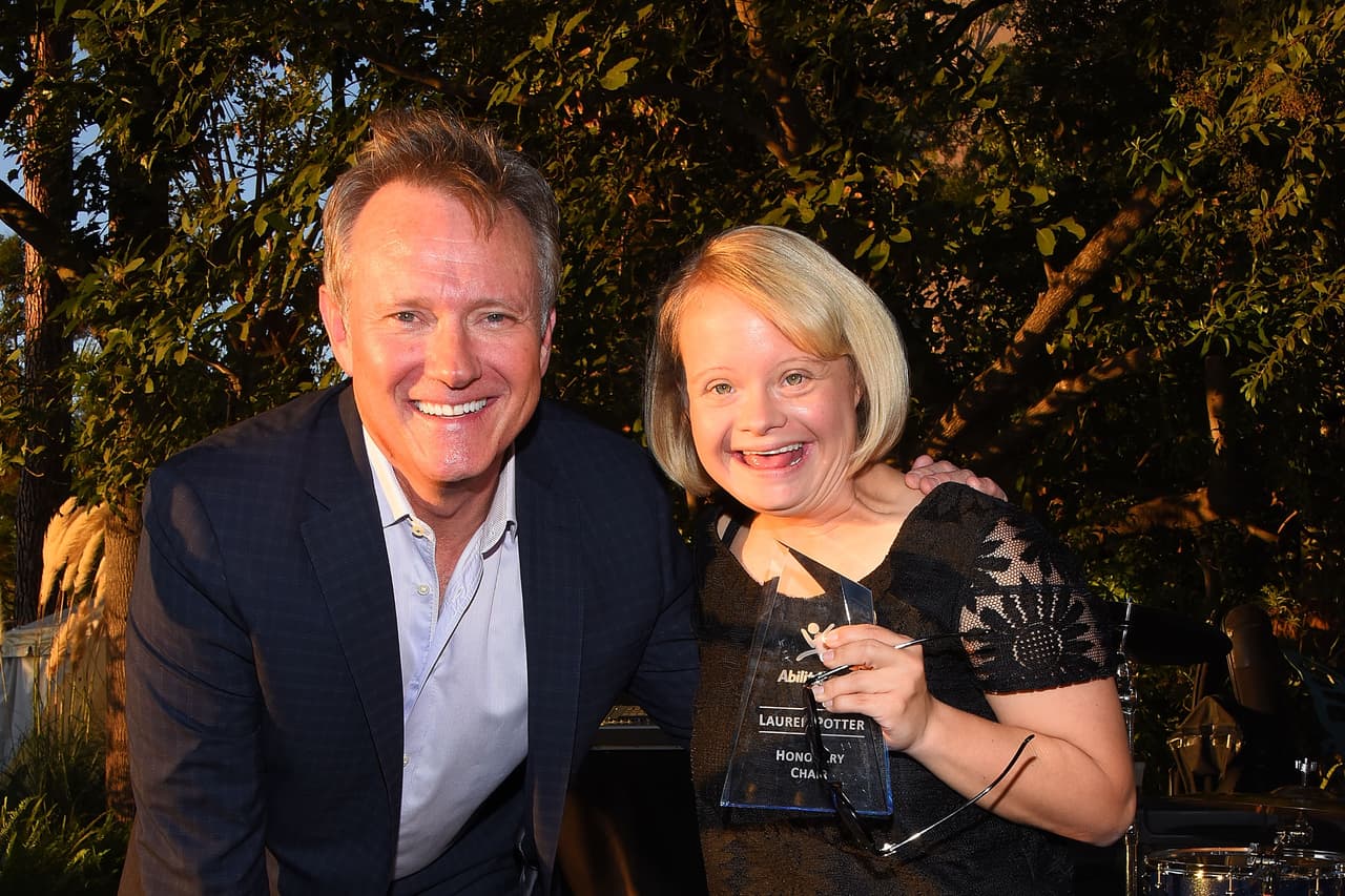 <b>Lauren Potter</b> (en la imagen, junto a Jeff Michael en 2017 en Pasadena, California), nacida en 1990, es conocida por su papel como Bekcy Jackson en el show televisivo Glee, donde interpreta el papel de una defensora de las personas con discapacidades. Más allá de las pantallas, Potter es 
<a href="https://richmondmagazine.com/life-style/health/q-a-lauren-potter/" target="_blank">muy activa en la defensa de las personas con necesidades especiales</a> y contra el bullying infantil.