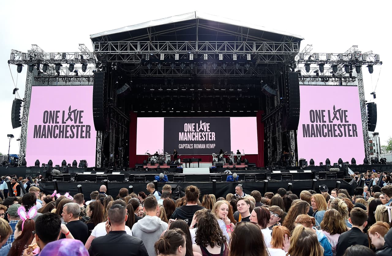 Al finalizar el concierto, ya se habían recaudado más de 180 mil dólares, que serán donados a las familias de las victimas que murieron el pasado 22 de mayo.