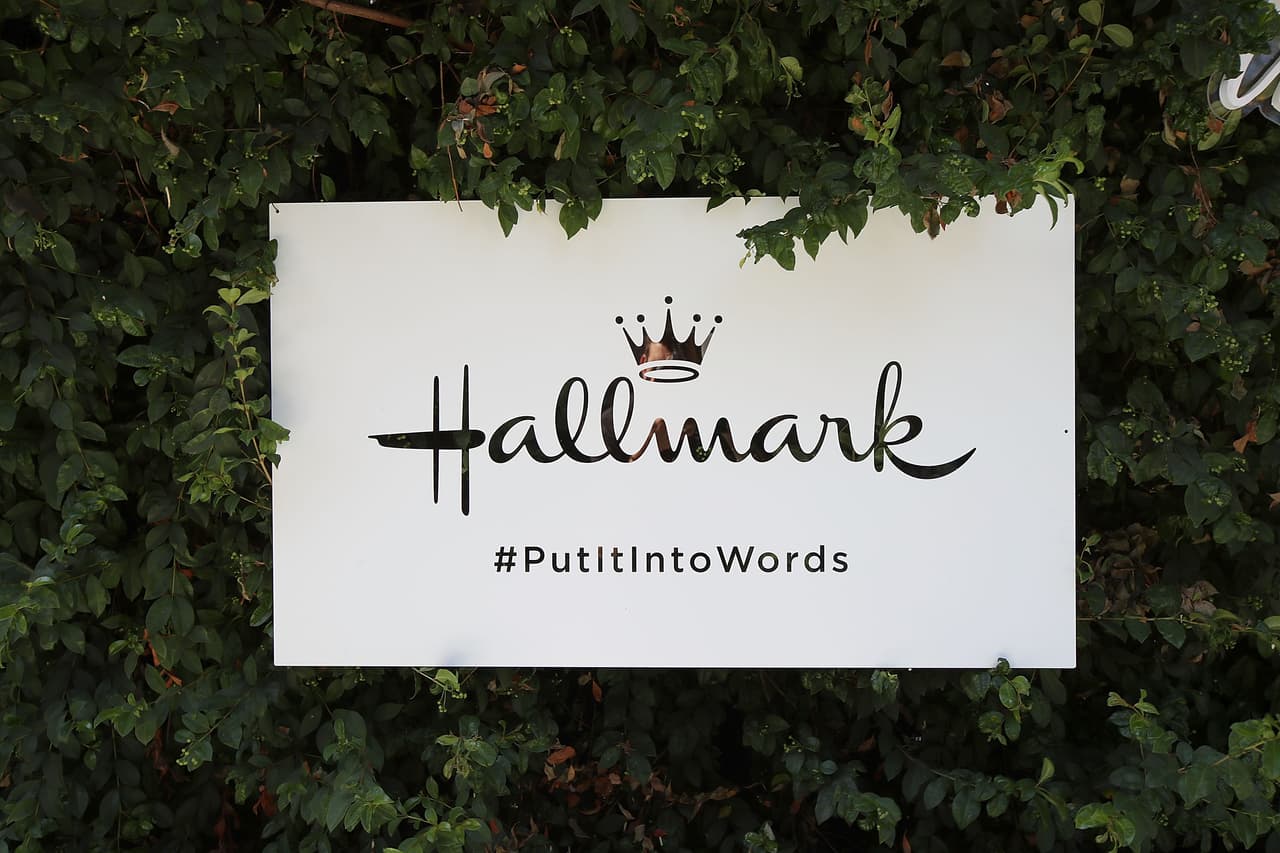 <h3 class="cms-H3-H3">Hallmark</h3>
<br>
<br>La compañía apuntó directamente a los senadores Josh Hawley (Missouri) y Roger Marshall (Kansas), quienes votaron en contra de certificar los resultados de las elecciones presidenciales y les solicitó la devolución de las contribuciones de campaña que hizo su PAC. "Hallmark cree que la transición pacífica del poder es parte de los cimientos de nuestro sistema democrático y aborrecemos la violencia de cualquier tipo", dijo la compañía en un comunicado difundido a la prensa.