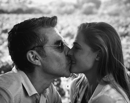 Por otro lado, no es la primera vez que 
<b>Adrián Uribe y Thuany </b>presumen su felicidad con tierno besos en redes sociales.