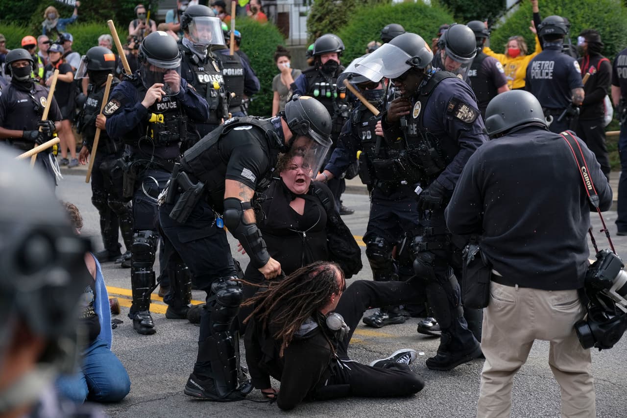 El 23 de septiembre un juez anunció que solo a uno de los tres policías involucrados en el tiroteo fatal de Breonna Taylor 
<a href="https://www.univision.com/noticias/estados-unidos/jurado-acusa-a-un-policia-de-cargos-criminales-por-la-muerte-a-tiros-de-la-afroestadounidense-breonna-taylor"><u>se le presentaría un cargo menor</u></a>. Ese día varios manifestantes salieron a las calles de Louisville, Kentucky, donde ocurrió este incidente.