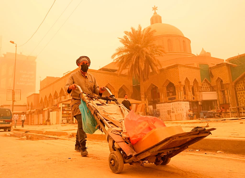 Al menos una persona ha muerto por los efectos de las tormentas de arena, según el Ministerio de Salud de Irak, que 
<b>declaró el estado de emergencia.</b>
