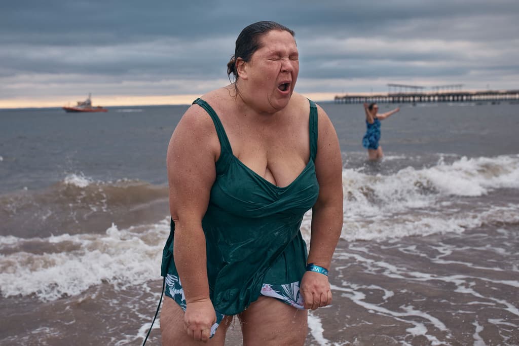 La celebración comenzó a las 10:00 horas en el paseo marítimo de Coney Island, donde los asistentes se reunieron antes del chapuzón principal.