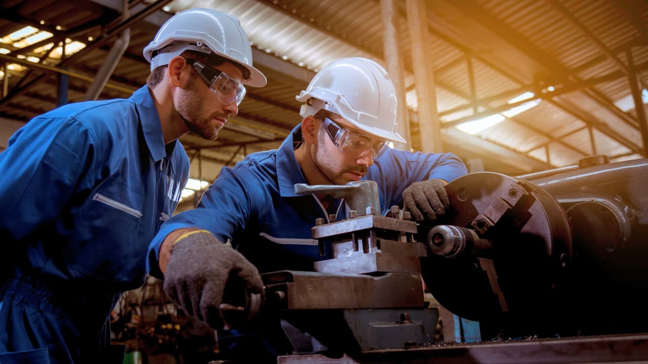 <h3 class="cms-H3-H3">El motor oculto de Texas: La contribución de los inmigrantes a la economía del estado</h3>
<br>Los inmigrantes en Texas no solo trabajan y pagan impuestos:
<b> son una fuerza vital que impulsa la economía del estado</b>. Desde la construcción hasta la alta tecnología, 
<b>su impacto es profundo y medible en cifras impresionantes. </b>Así lo revela un estudio del 
<a href="https://www.americanimmigrationcouncil.org/" target="_blank">Concejo Estadounidense de Inmigración (American Immigration Council)</a>, y aquí están sus resultados.