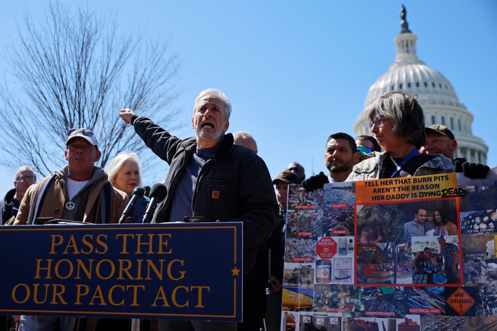 El comediante y activista Jon Stewart habla durante una conferencia de prensa sobre la legislación de los pozos de quema de basura (la ley PACT) con los grupos de defensa de los veteranos y los miembros del Congreso fuera del Capitolio de EE.UU. el 29 de marzo de 2022 en Washington, DC.
