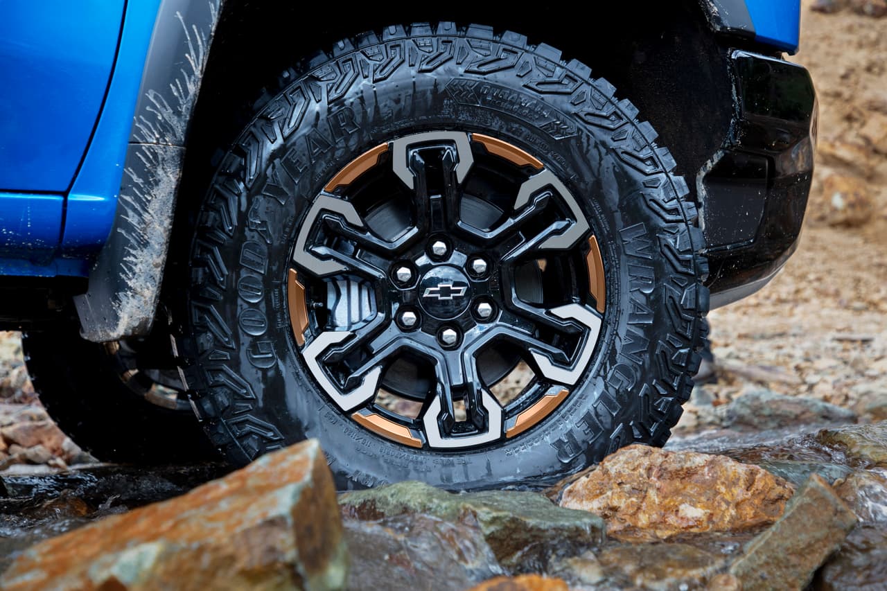 La Silverado ZR2 adicionalmente está equipada con diferenciales de bloqueo electrónico en ambos ejes, llantas todoterreno de 33 pulgadas y un nuevo paragolpes delantero de acero más alto con el que ofrece un ángulo de aproximación mejorado de 31.8 grados.