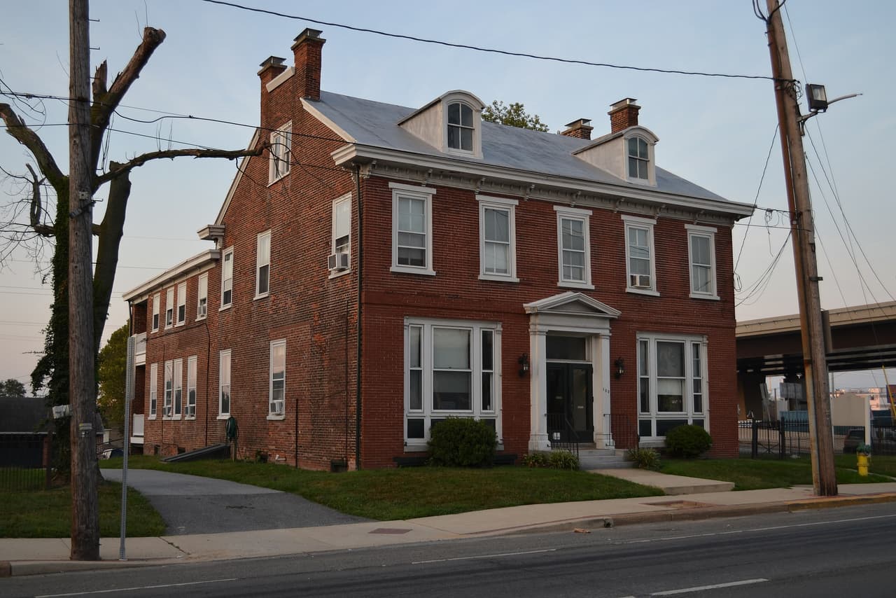 <b>En Delaware | el lugar más pobre es Newport</b>
<br>
<br>🔘 
<b>Ingreso medio de Newport: </b>$36,071
<br>🔘 
<b>Ingreso medio de Delaware: </b>$68,287
<br>🔘 
<b>Adultos con educación universitaria:</b> 10.9%
<br>🔘 
<b>Población que vive en la pobreza: </b>40.3%
<br>🔘 
<b>Valor promedio de la propiedad:</b> $210,800