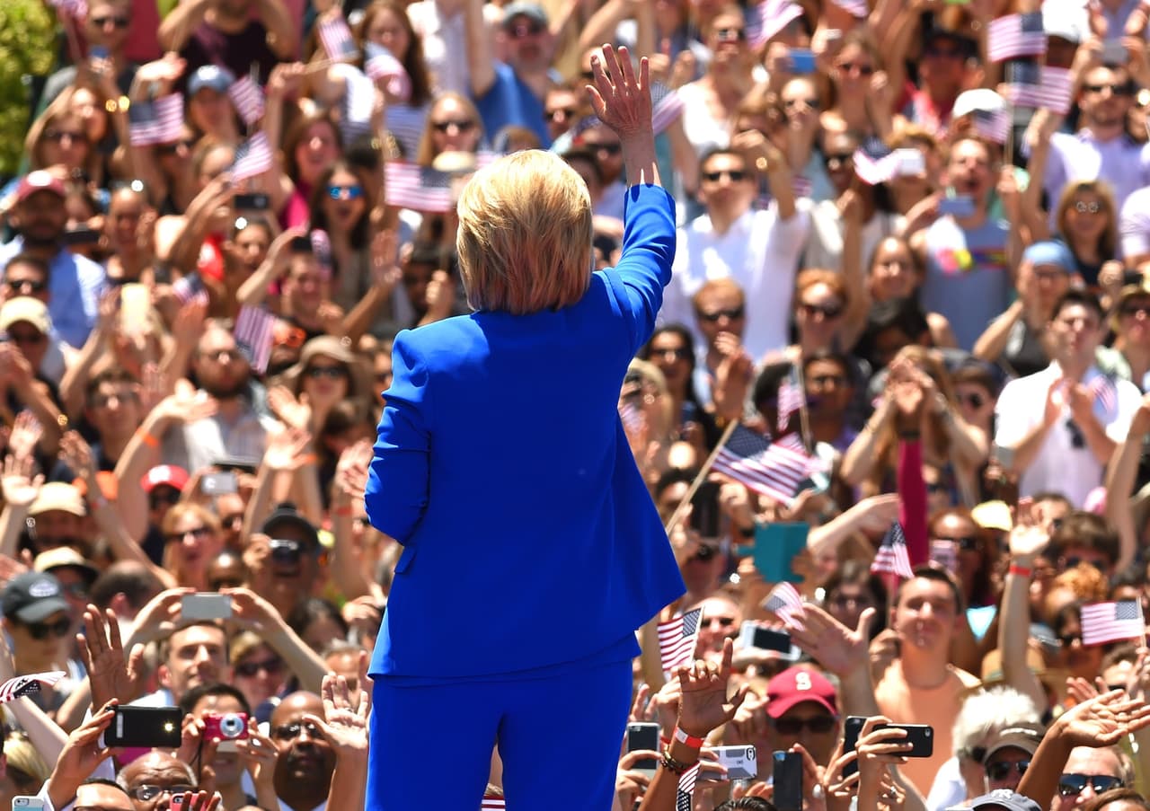 <b>La exsecretaria presenta su campaña a la multitud.</b> En su primer discurso multitudinario tras 10 semanas de campaña, 
<b><a href="http://www.univision.com/noticias/clinton-busca-despertar-el-entusiasmo-con-un-evento-multitudinario-en-ny">Hillary Clinton se presentó en Nueva York</a></b> como defensora de las minorías y los estadounidenses de clase media. "La prosperidad no puede ser solo para los CEOs y gestores de fondos de alto riesgo", dijo Clinton ante miles de asistentes en un evento al aire libre en Roosevelt Island. 13 de junio de 2015.