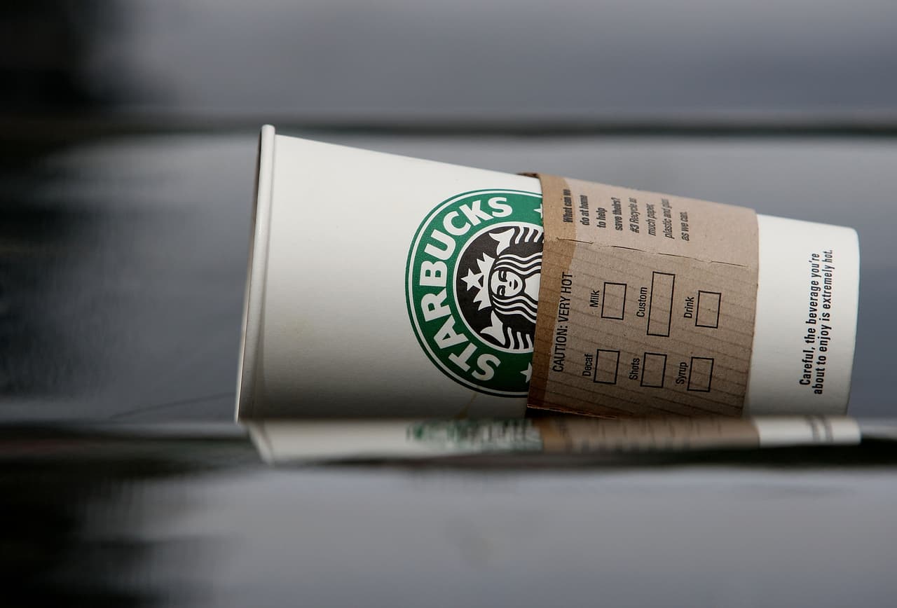Tienda Starbucks en Ocean Front Walk y Moss en Santa Monica.