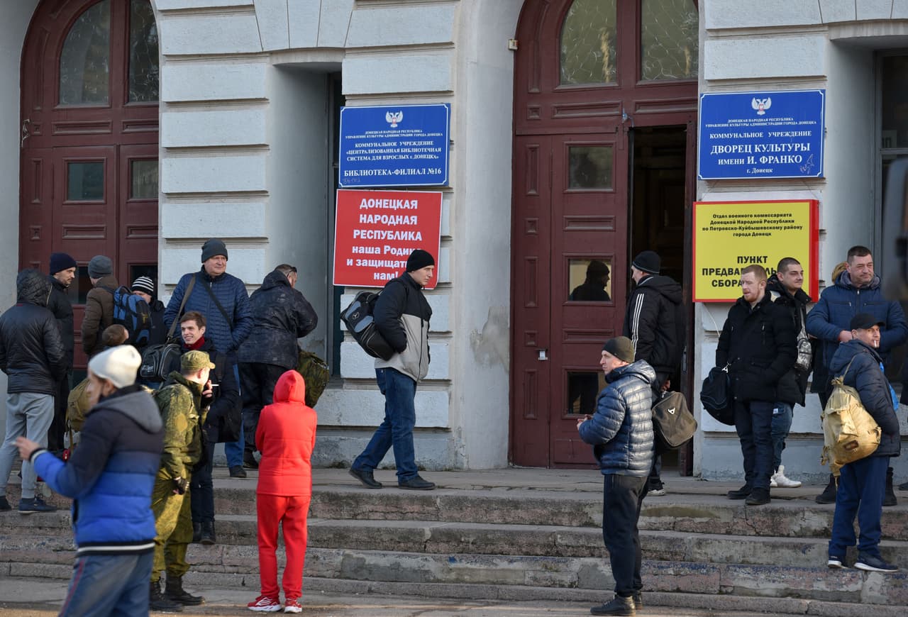 <b>Desde el fin de semana las autoproclamadas <a href="https://www.univision.com/noticias/politica/ucrania-donbas-invasion-rusa-pretexto">"repúblicas" separatistas de Donetsk y Lugansk</a> pidieron la evacuación de los civiles, afirmando temer un ataque de Kiev. </b>Acusaciones rechazadas por Ucrania y los países occidentales que acusan a Rusia -que apoya a los separatistas y que concentró miles de soldados en las fronteras- de buscar un pretexto para iniciar una operación militar.
<br>
<br>En la foto, se ve a hombres esperando para enlistarse en un punto de movilización militar abierto.