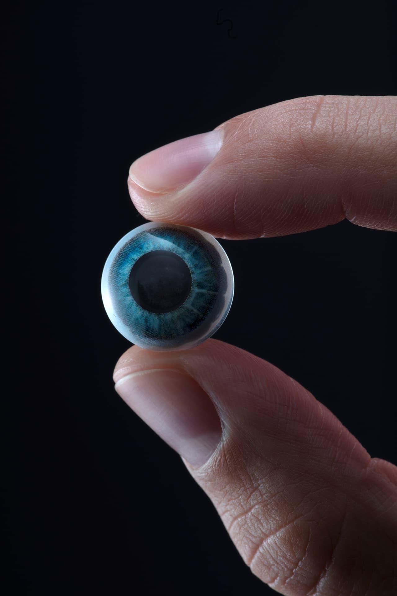 Con estos lentes de contacto se pueden observar, por ejemplo, las figuras y nombres de las constelaciones en el cielo nocturno; ver los nombres de las calles y la ruta a seguir por una ciudad; recibir notificaciones mientras viaja en metro; o tener presente las proyecciones de ventas o la prioridades de un proyecto en una reunión de trabajo.